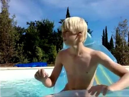 Novinho pelado tomando banho na piscina
