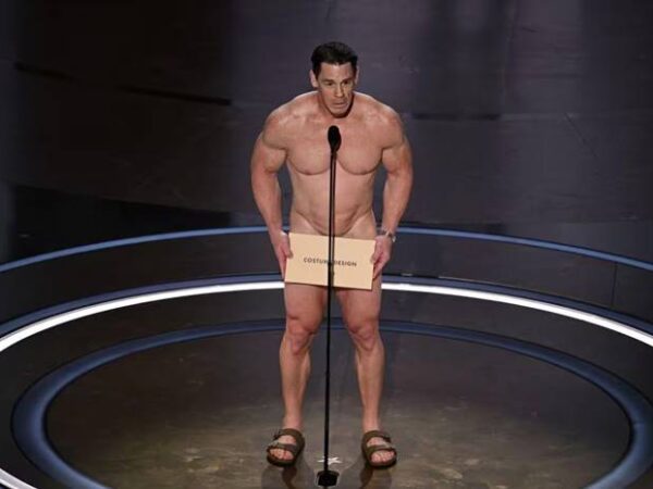 Ator John Cena pelado no Oscar 2024